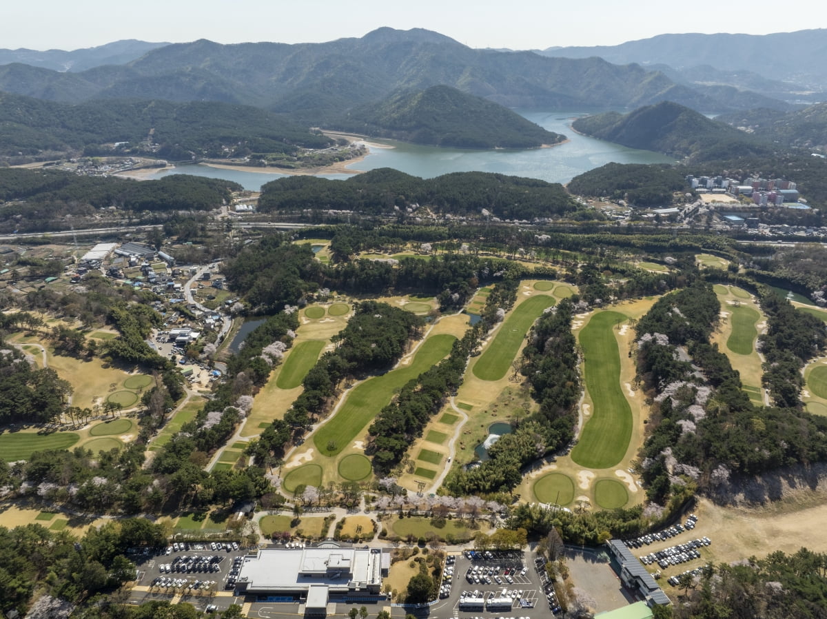 동래베네스트 전경. 좌우로 휜 도그레그 홀들이 눈에 띈다. 삼성물산 리조트부문 제공