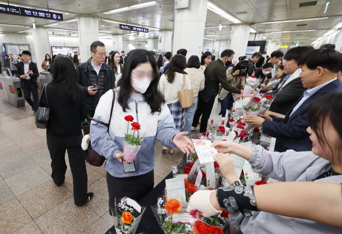 [포토] 출근길 화분 나눔