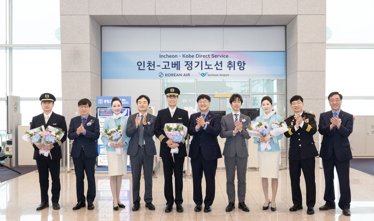 최정호 대한항공 부사장(오른쪽에서 다섯 번째), 고광호 대한항공 여객사업본부장(오른쪽에서 첫 번째), 이상용 인천국제공항공사 신사업본부장(왼쪽에서 네 번째), 시미즈 유이치 일본정부관광국 서울사무소장(오른쪽에서 네 번째) 등 주요 관계자들이 KE731편 운항·객실 승무원들과 기념사진을 촬영하는 모습./사진=대한항공
