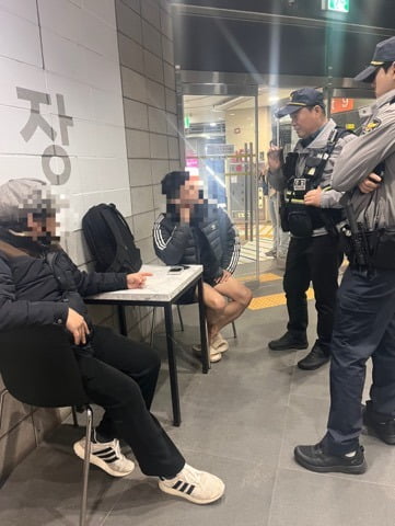 서울경찰청 기동순찰대원들이 실종 신고된 김모 씨를 발견한 후 대화를 나누고 있다. /사진=서울경찰청 제공 