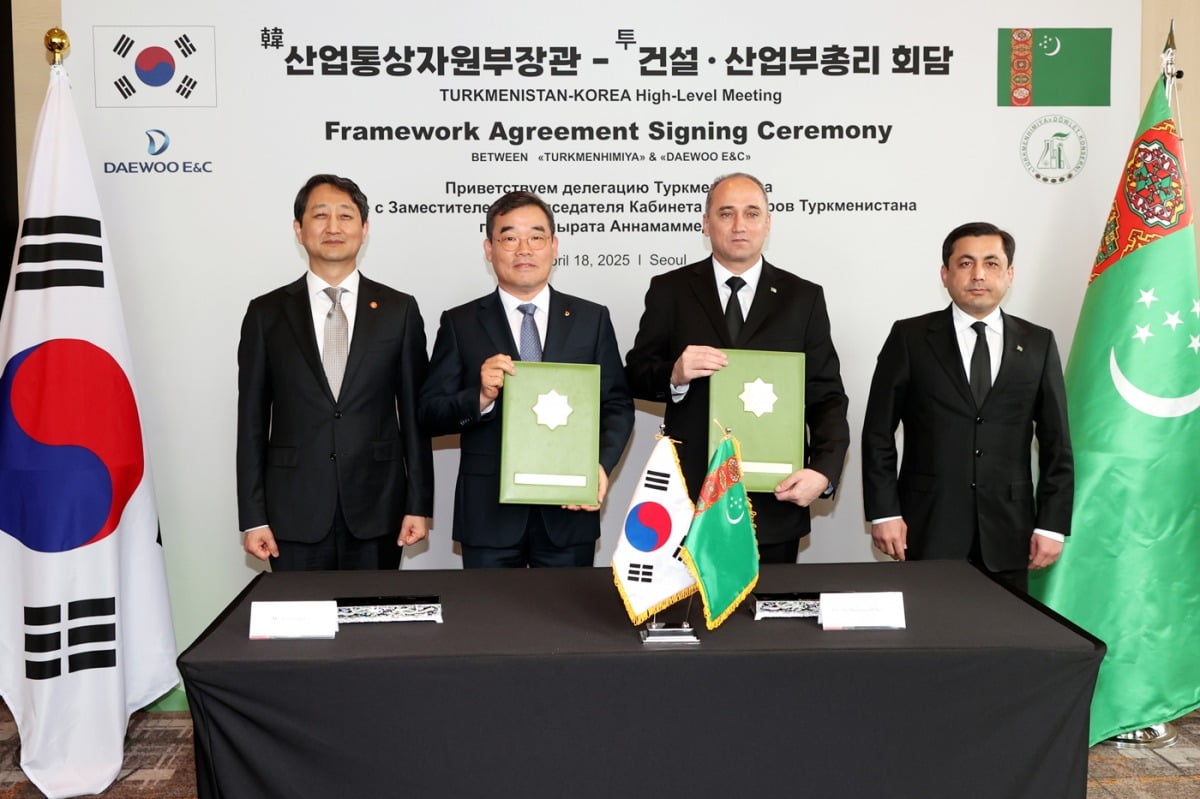 김보현 대우건설 사장(왼쪽 두 번째)과 도브란겔디 사파예프 투르크메니스탄 국영화학공사 회장(세 번째)이 기본 합의서를 들고 사진을 찍고 있다. /대우건설 제공