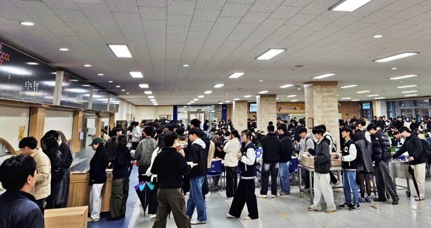 '천원의 저녁밥' 오픈런. 사진=충남대 제공