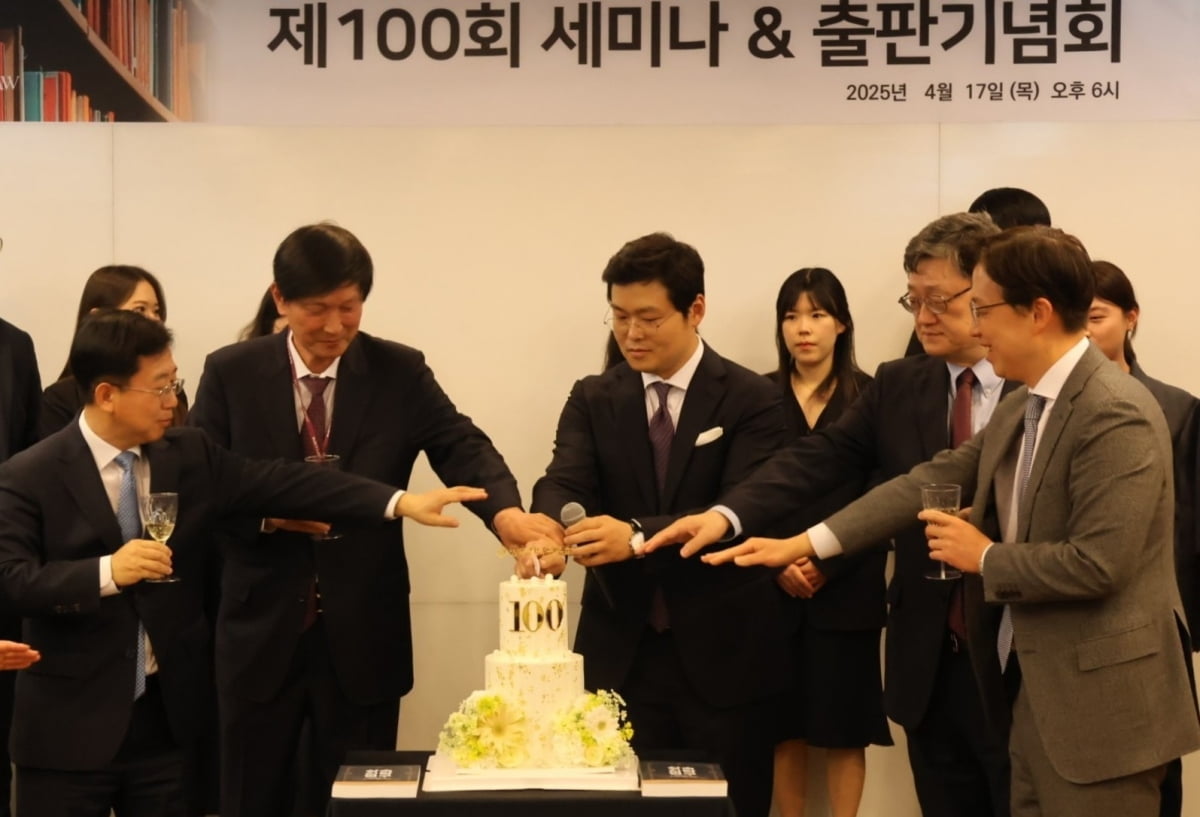 17일 서울 강남 바른빌딩에서 열린 '상속신탁연구회 100회 세미나 및 출판기념회'에서 이동훈 대표변호사(왼쪽부터), 정인진 변호사, 조웅규 변호사, 정순섭 교수, 김도형 대표 변호사가 축하 케이크를 자르고 있다. /사진=법무법인 바른