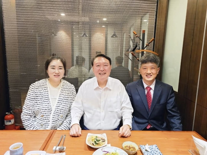 탄핵심판 변호인들과 식사한 윤석열 전 대통령./사진=김계리 변호사 페이스북 캡처