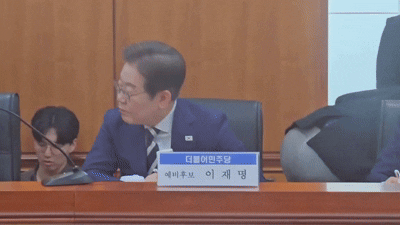 이재명 더불어민주당 경선 후보가 21일 금융투자협회 간담회에서 참석자 발언을 메모하고 있다./사진=진영기 한경닷컴기자