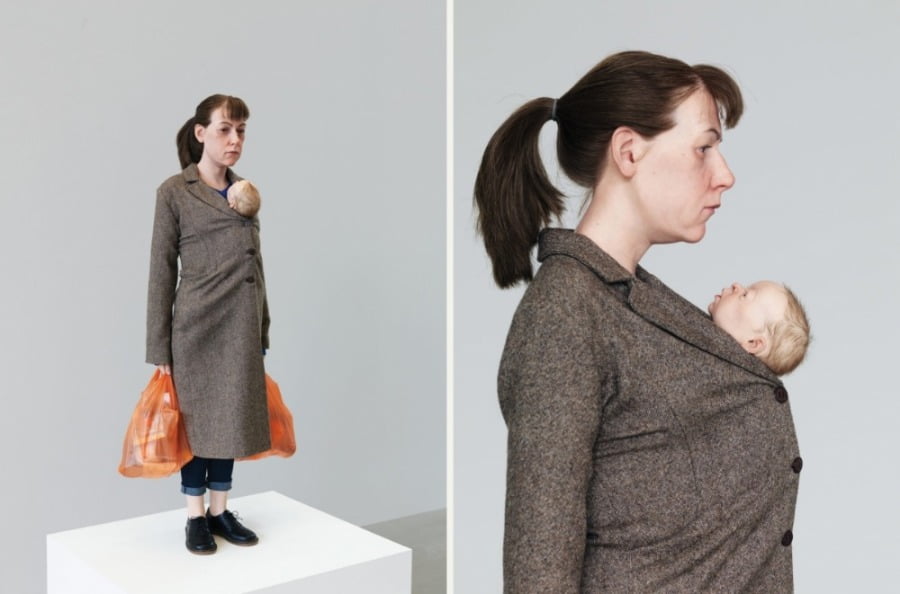 론 뮤익 <쇼핑하는 여인 Woman with Shopping>(2013), 혼합재료, 113 × 46 × 30 cm / 사진. © Patrick Gries, 출처. 까르띠에 현대미술재단 홈페이지