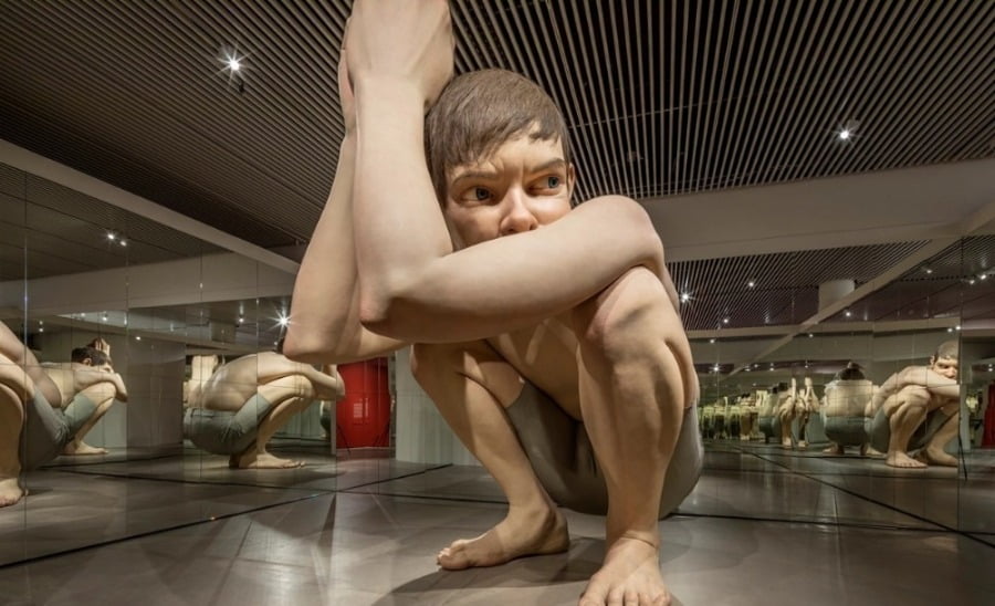 론 뮤익 <소년 Boy>(1999), 혼합재료, 높이 약 4.5m, 무게 약 500kg / 출처. 아로스 오르후스 미술관 홈페이지 