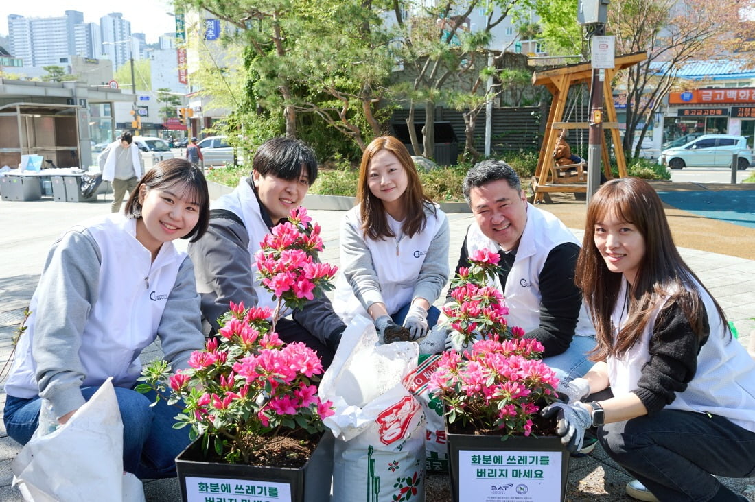 BAT로스만스 송영재 대표(오른쪽 두 번째)와 임직원들이 '꽃밭(꽃BAT) 행사'에서 기념 사진을 찍고 있다. / BAT로스만스 제공