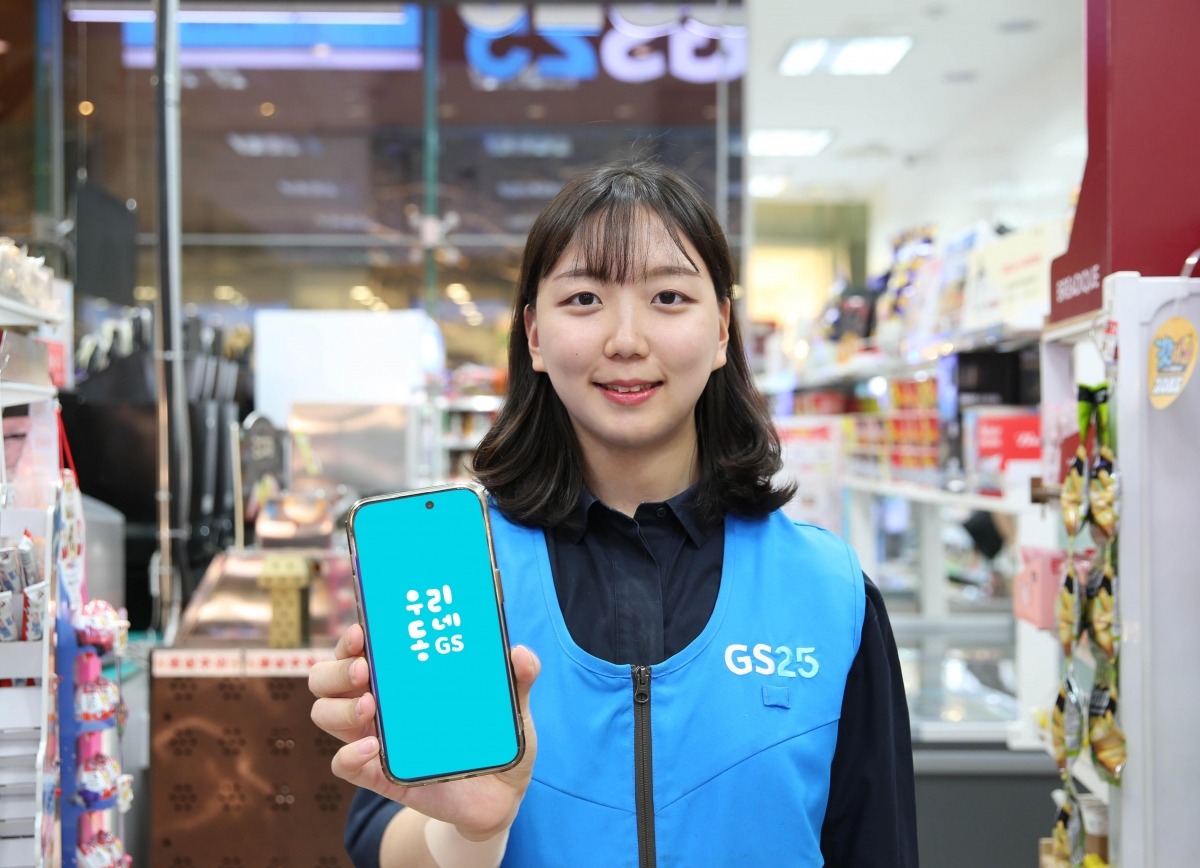 GS리테일의 전용 앱 우리동네GS가 역대 최고 월간활성사용자(MAU)인 389만명을 기록하며 오프라인 유통사 앱 중 독보적인 1위 자리를 굳혔다. GS리테일 제공