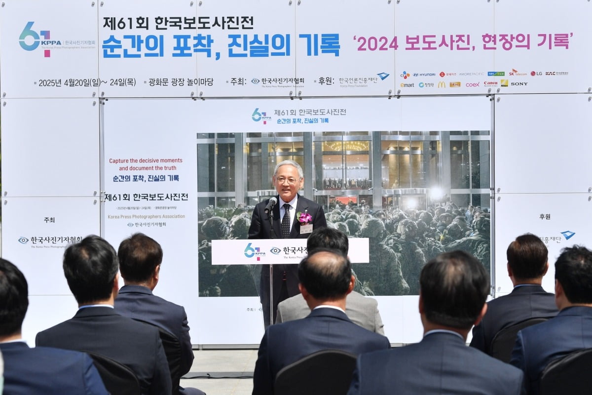 유인촌 문화체육관광부 장관이 21일 서울 종로구 광화문 광장에서 열린 제61회 한국보도사진전 '순간의 포착, 진실의 기록' 개막식에서 축사를 하고 있다.