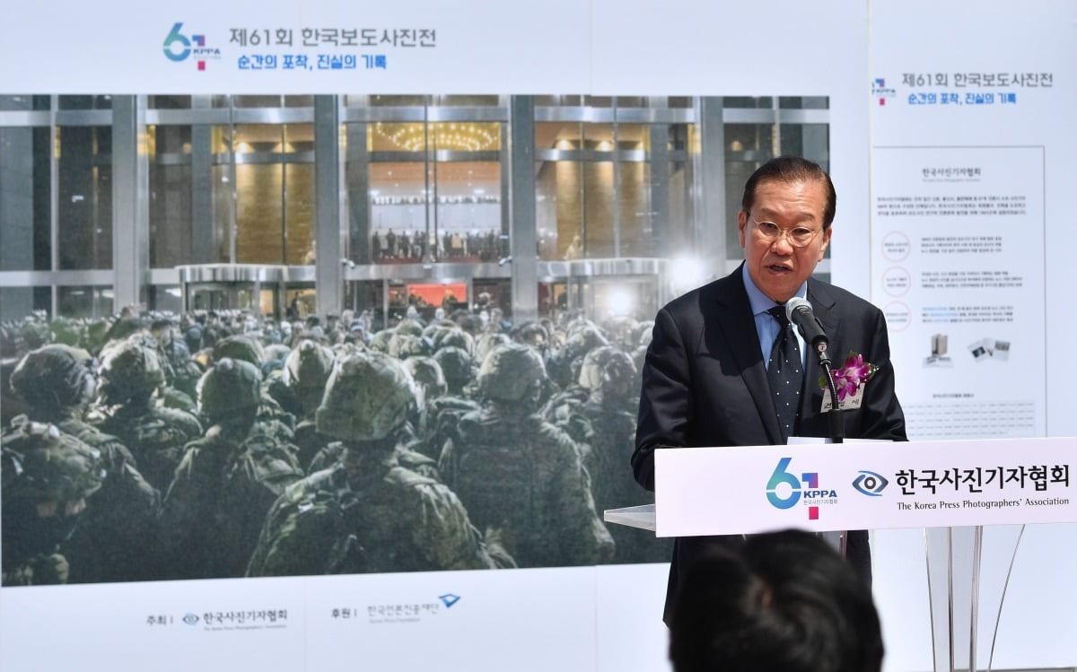 권영세 국민의힘 비상대책위원장이 21일 서울 종로구 광화문 광장에서 열린 제61회 한국보도사진전 '순간의 포착, 진실의 기록' 개막식에서 축사를 하고 있다.