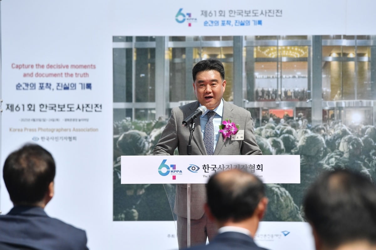 이호재 한국사진기자협회장이 21일 서울 종로구 광화문 광장에서 열린 제61회 한국보도사진전 '순간의 포착, 진실의 기록' 개막식에서 인사말을 하고 있다.