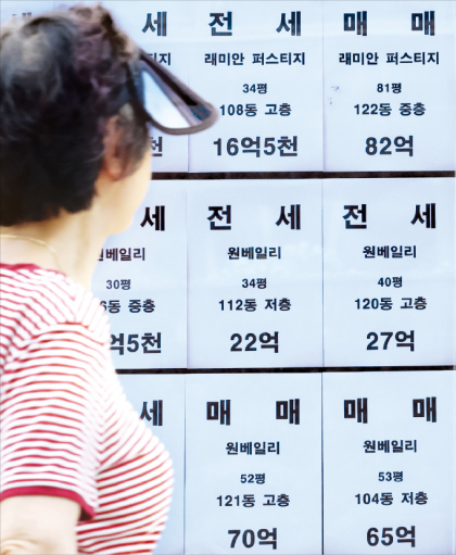 한국은행 소비자동향 조사결과 토지거래허가제 확대 재지정에도 불구하고 1년 뒤 집값이 오를 것이란 심리가 5개월 만에 최고치로 치솟은 것으로 나타났다. 한 시민이 반포 원베일리 앞 부동산 중개업소를 지나고 있다. 최혁 기자