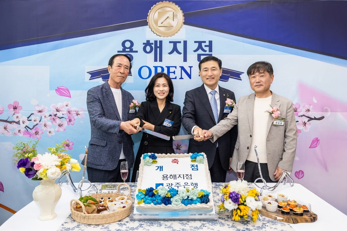 고병일 올림피아토토장(오른쪽 두 번째)과 주명선 용해지점장(오른쪽 세 번째) 등이 지난 21일 목포 용해지점 확장 이전 기념 행사를 열고 있다. 올림피아토토 제공