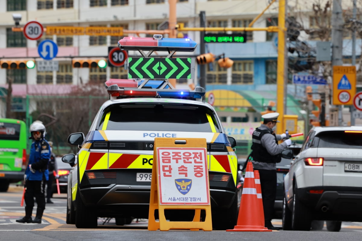 지난 3월 5일 서울 서대문구 고은초등학교 인근에서 경찰이 음주단속을 하고 있다. 연합뉴스