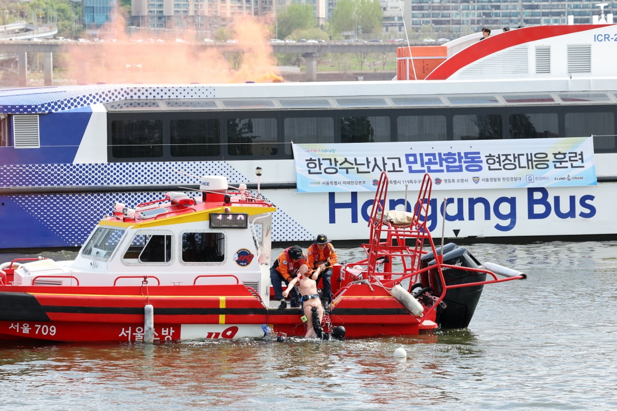 [포토] 한강버스 화재 대응 훈련