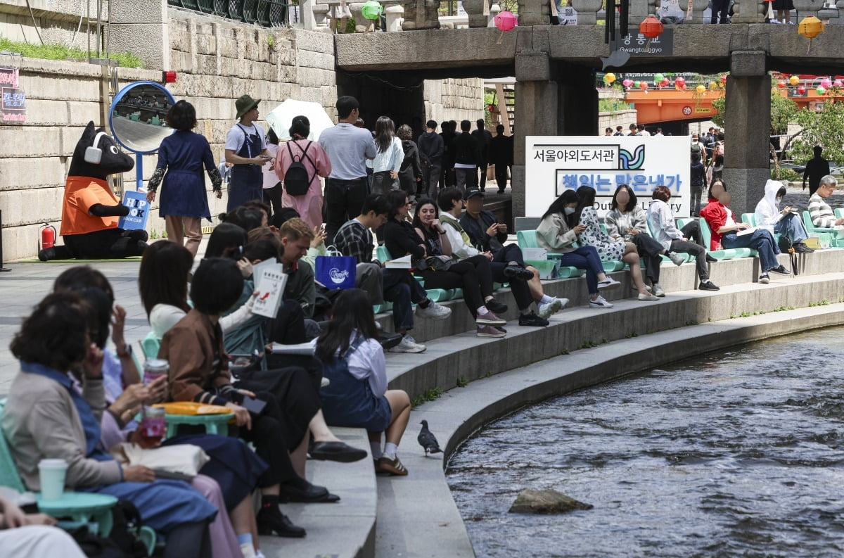 세계 책과 저작권의 날인 23일 서울 중구 청계천에서 열린 '청계천 책읽는 맑은 냇가'를 찾은 시민들이 책을 읽고 있다.