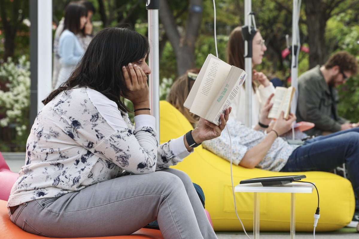 세계 책과 저작권의 날인 23일 서울 종로구 광화문광장에서 열린 '광화문 책마당'을 찾은 외국인 관광객들이 책을 읽고 있다.