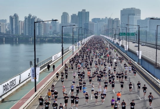 지난해 4월 28일 열린 '2024 서울하프마라톤' 행사에서 참가자들이 달리고 있다. 서울시 제공