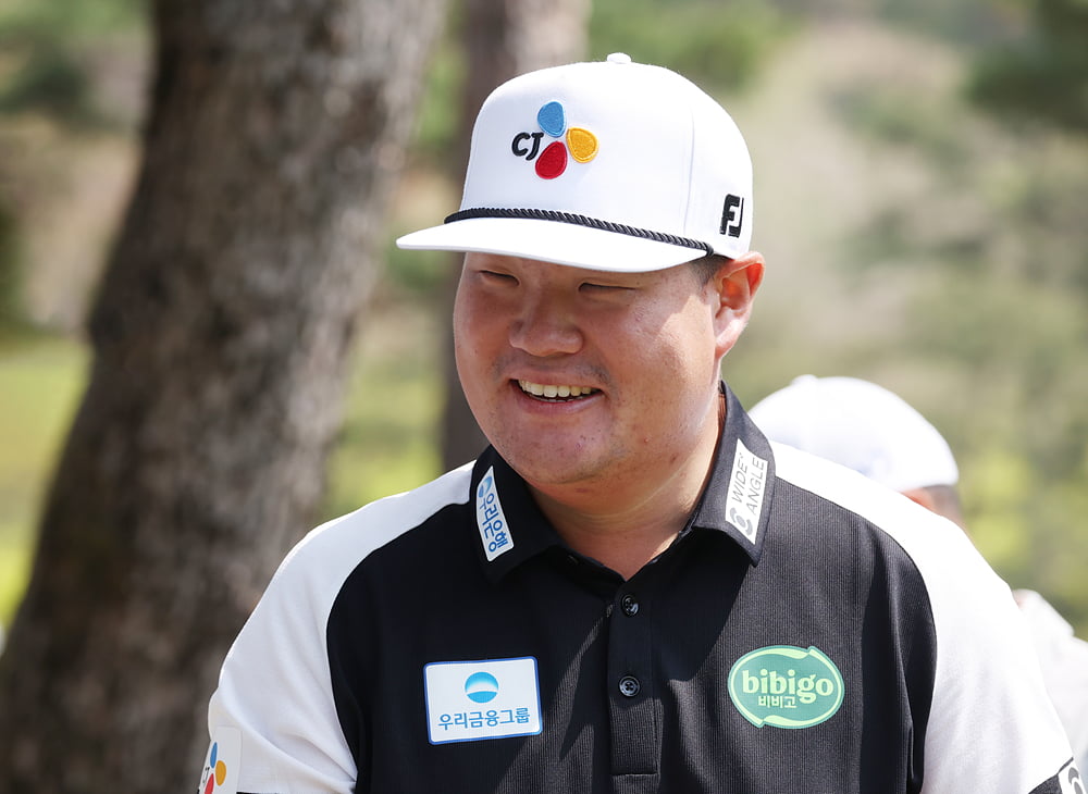 임성재가 24일 경기 파주 서원밸리CC에서 열린 한국프로골프(KPGA)투어 우리금융챔피언십 1라운드 1번홀에서 티샷을 하기 전에 환하게 웃고 있다. KPGA 제공