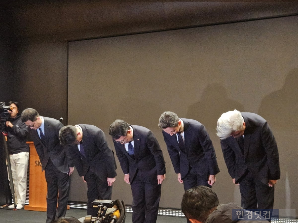 왼쪽부터 이종훈 SK텔레콤 인프라 전략본부장, 홍승태 SK텔레콤 고객가치혁신 실장, 유영태 SK텔레콤 대표, 배병찬 SK텔레콤 MNO AT 본부장, 윤재홍 SK텔레콤 마케팅 전략 본부장이 25일 오전 11시 서울 중구 SK텔레콤 T타워에서 고객 정보 보호조치 강화 관련 언론설명회을 열고 고개 숙여 사과하고 있다. 사진=박수빈 기자