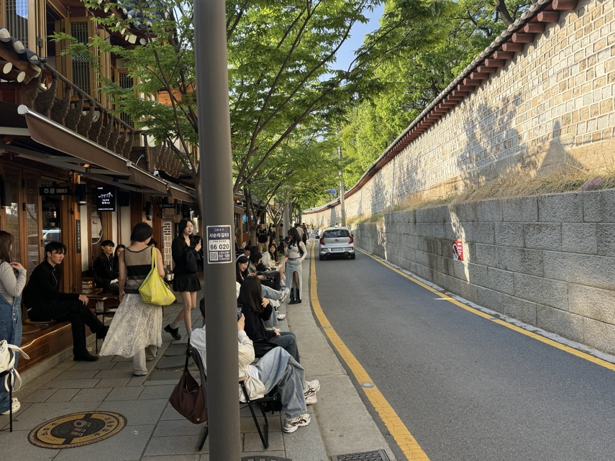 서순라길의 음식점들은 대부분 야외 테이블과 테라스를 컨셉으로 한다./사진=김유진 기자 