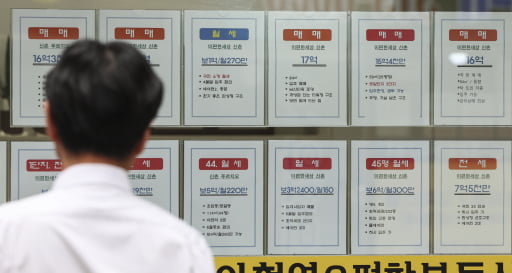 만성화한 공급난 등의 여파로 전세가 사라지면서 주택 임대차 계약 중 월세가 차지하는 비중이 사상 최고로 치솟았다. 사진은 서울시내 한 부동산 중개업소의 모습. 임형택 기자