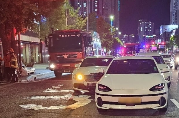 택시 2대 잇달아 들이받은 승용차. /사진=부산 동부경찰서 제공