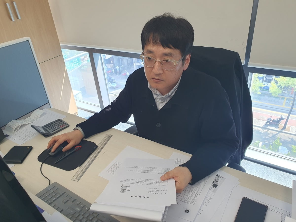 김형민 부장이 마취기 견적서를 확인하고 있다. 윤현주 기자