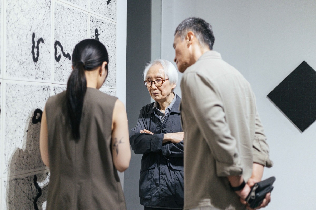 최상철 작가와 현지 컬렉터가 질의응답을 하고 있다. 백아트 제공