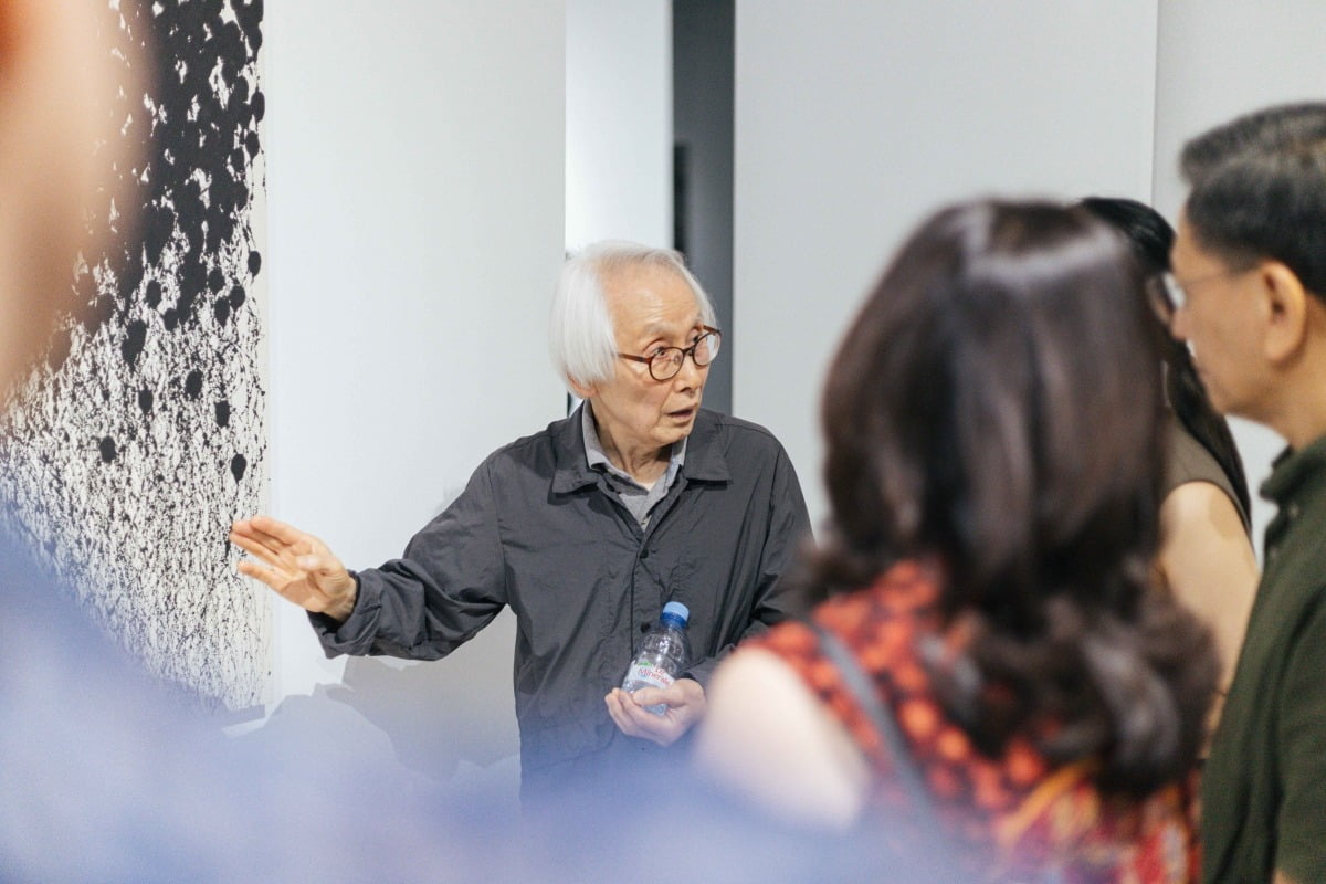 최상철 작가가 인도네시아 컬렉터들에게 자신의 작품을 설명하고 있다. 백아트 제공