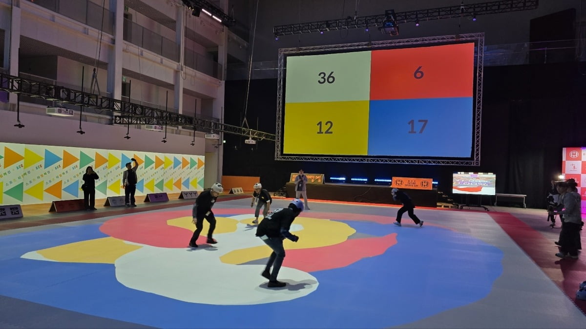29일 열린 'ACC 미래 sprit 토토사이트' 사전 행사에서 참가자들이 디지털 땅따먹기를 체험하고 있다. 임동률 기자