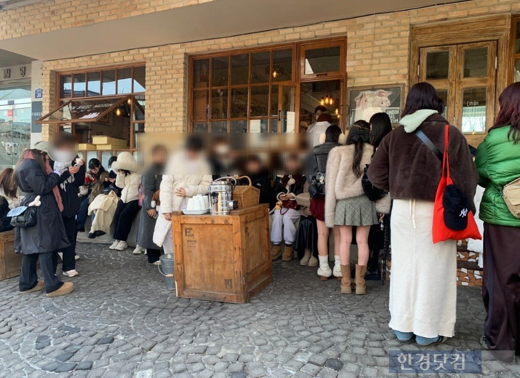 지난 2월 런던베이글뮤지엄 안국점에 늘어선 외국인 관광객들의 줄/사진=유지희 기자