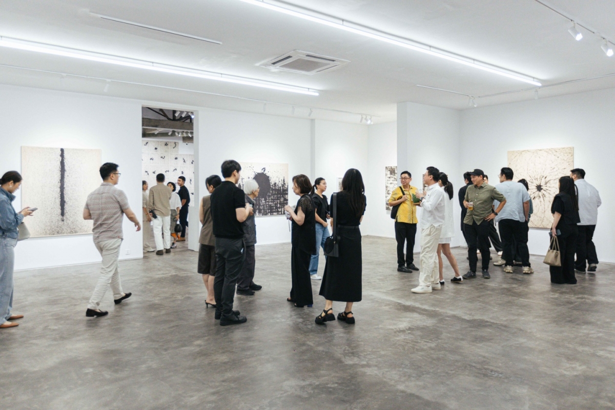 지난 24일 인도네시아 자카르타 백아트에서 열린 최상철 작가의 개인전에서 현지 컬렉터들이 작품을 감상하고 있다. 백아트 제공