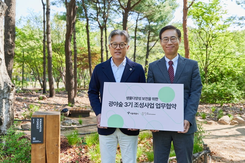 (좌)장철혁 SM엔터테인먼트 대표이사, (우)이수연 서울시 정원도시국장/사진=SM엔터테인먼트