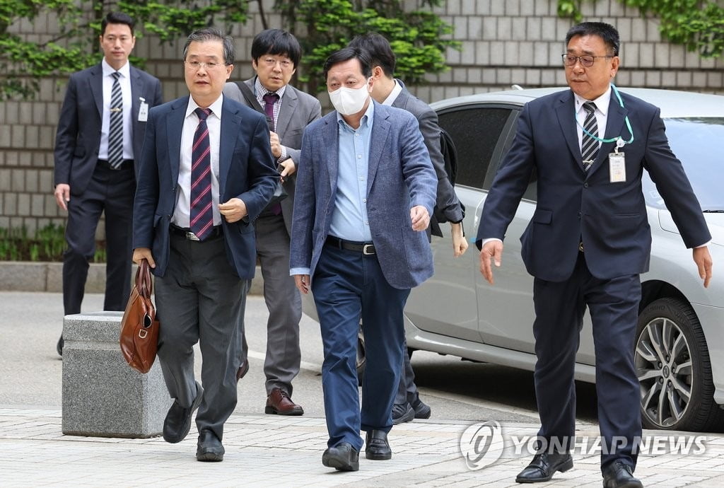 정진상 전 대표실 정무조정스포츠토토 베팅샵(가운데)이 지난해 5월 서울중앙지방법원에서 열린 1심 공판에 출석하고 있다. 연합뉴스