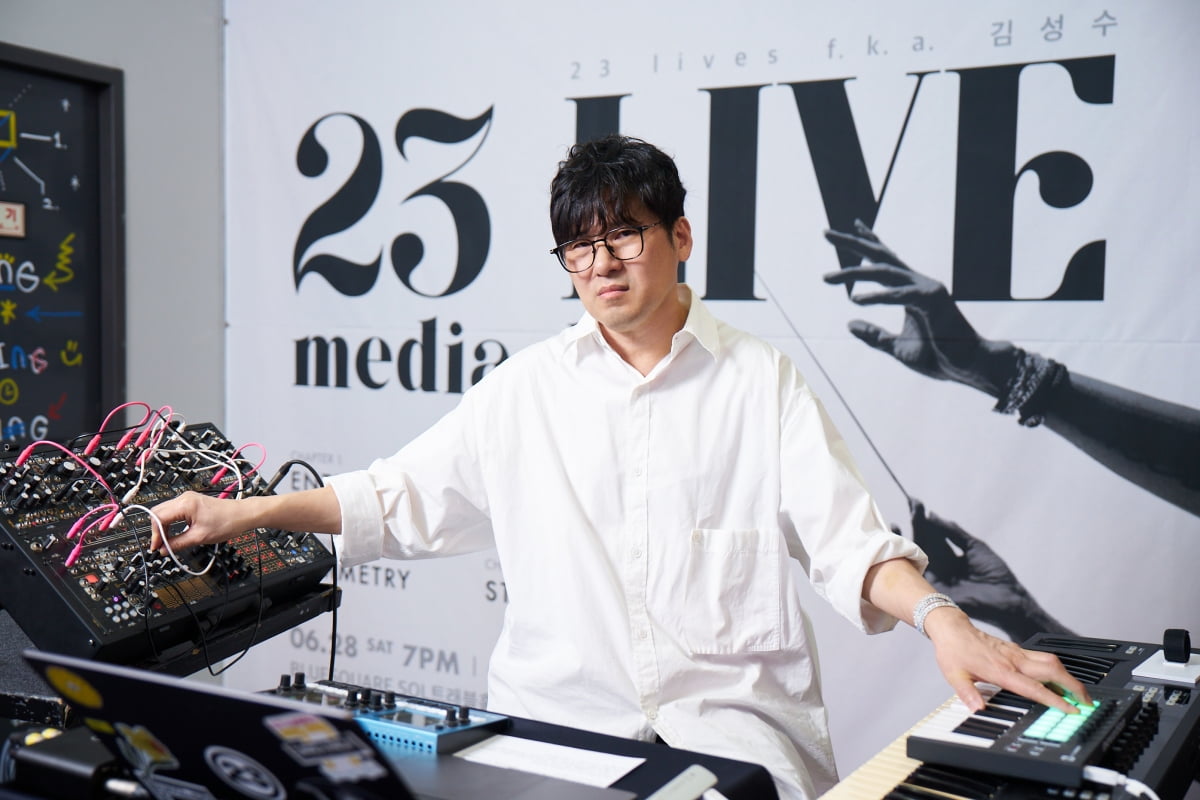 지난 29일 서울 강남구에 있는 호텔인 에이든 바이 베스트웨스턴 청담에서 열린 기자간담회에서 음악감독 김성수가 전자음악 장비인 모듈러 신스를 다루고 있다. / 사진출처. 감탄사