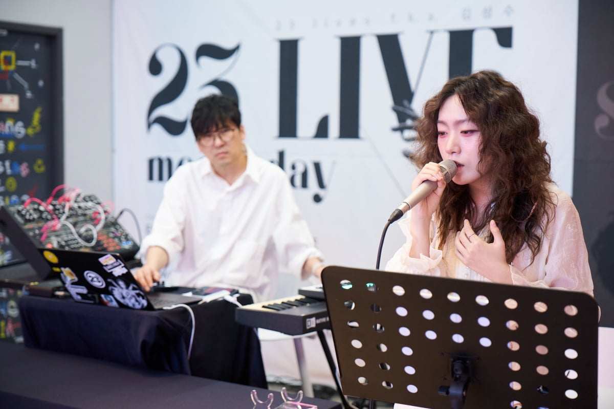 지난 29일 서울 강남구에 있는 호텔인 에이든 바이 베스트웨스턴 청담에서 열린 기자간담회에서 싱어송라이터 김푸름(오른쪽)이 노래하고 있다. / 사진출처. 감탄사