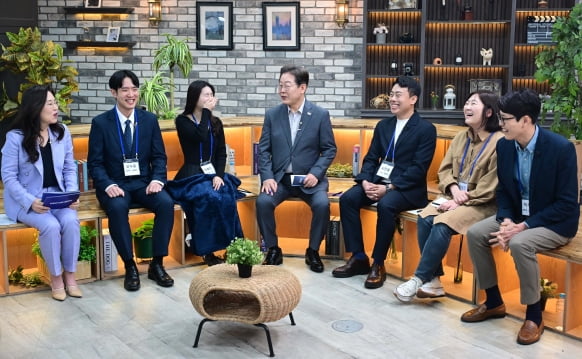 "이 월급으로 되겠니"…이 후보 직장인들 만나 한 말은?