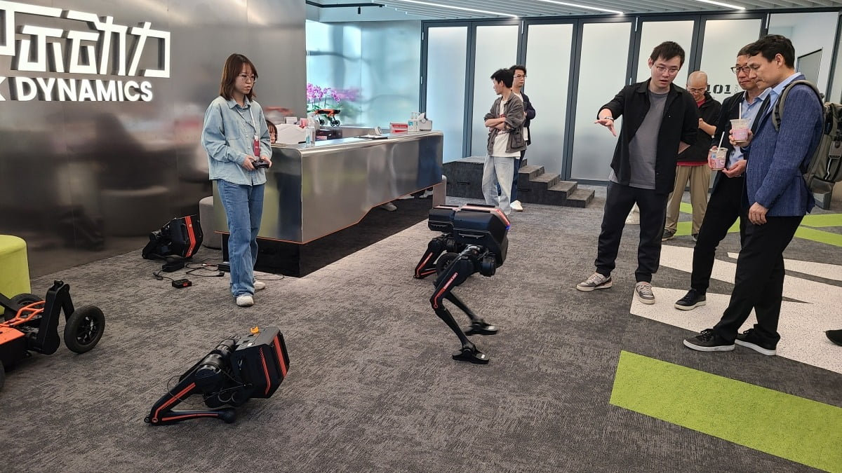장웨이 림스 최고기술책임자(오른쪽)가 로봇 메커니즘을 설명하는 모습 / 선전=강경주 기자