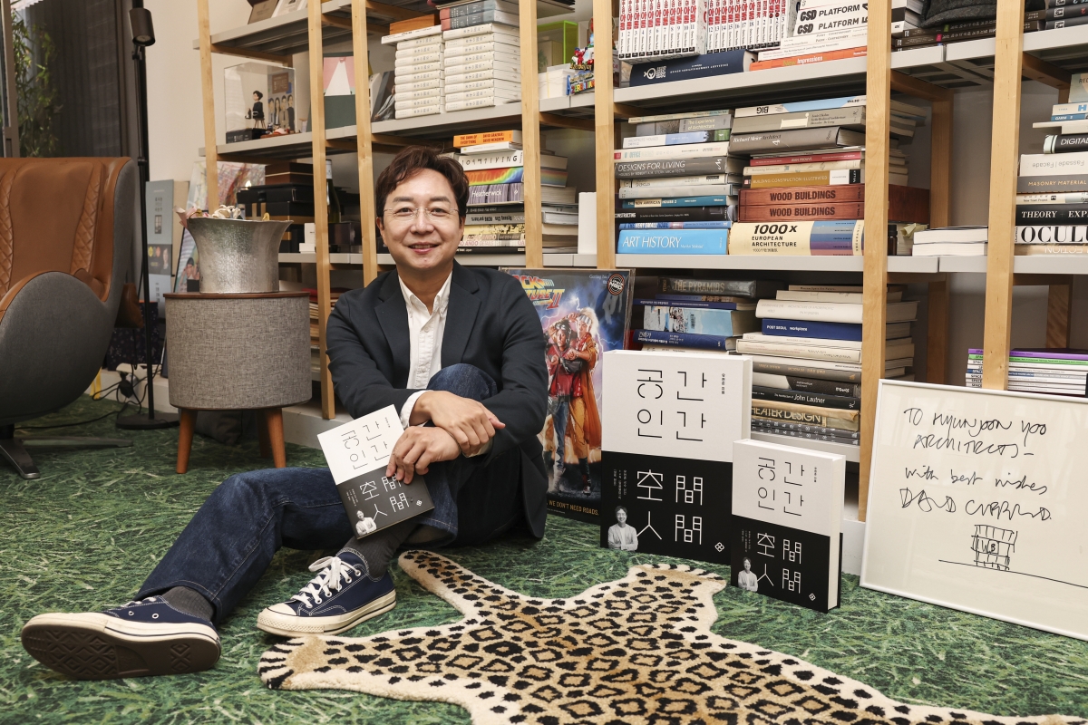 건축가 유현준이 서울 논현동 사무실에서 한국경제신문과 인터뷰하고 있다. 