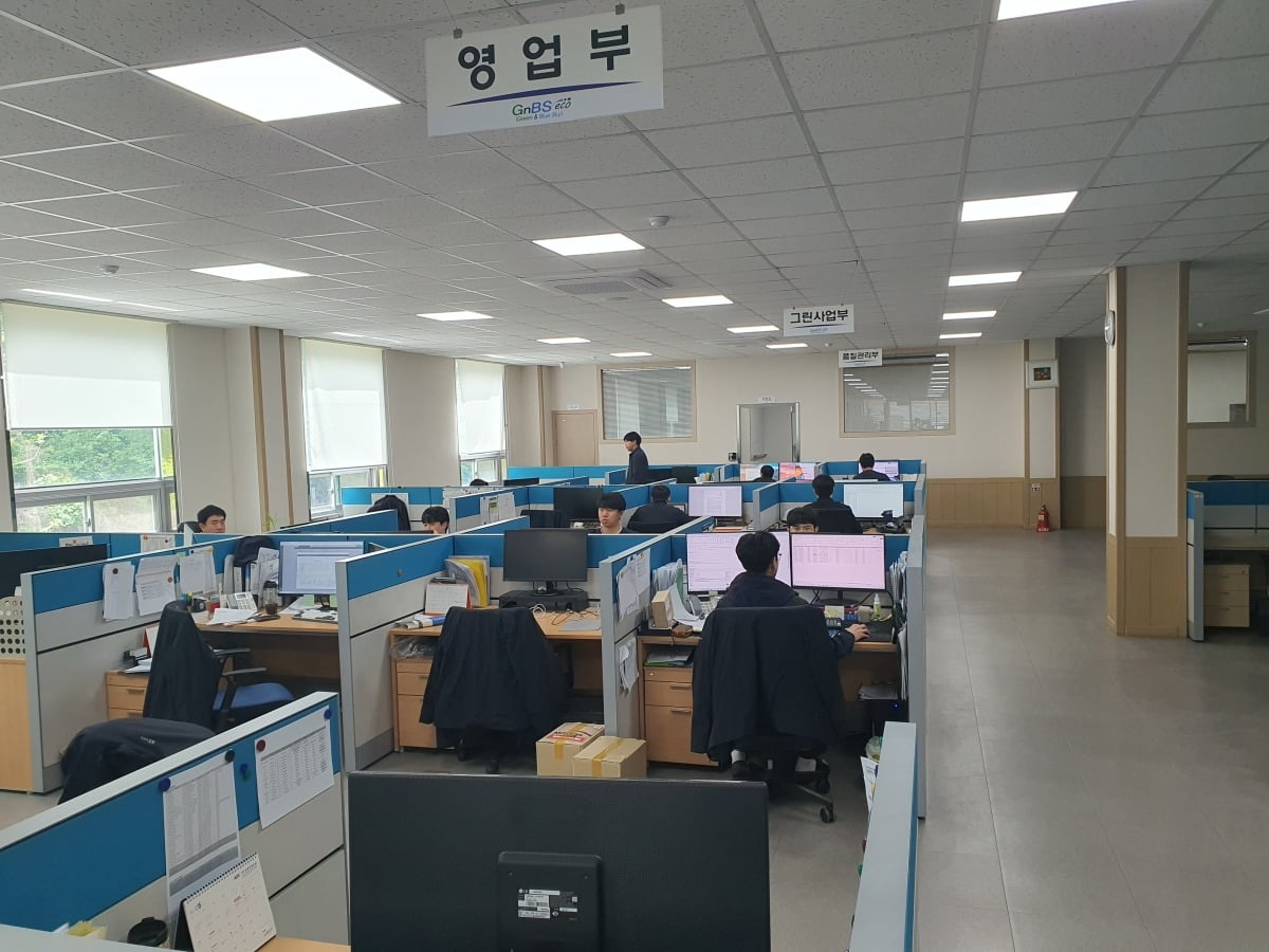 영업부, 그린사업부 직원들이 사무실에서 근무하고 있다. 안성=윤현주 기자