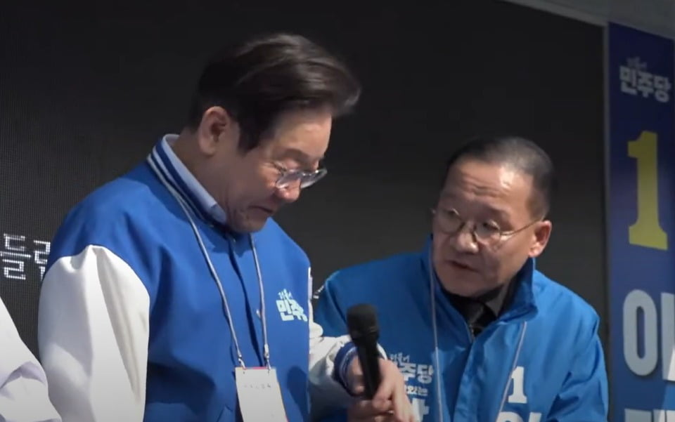 이재명 더불어민주당 대표가 지난 4월 담양군수 재보궐 선거 유세 차량에서 강위원 총괄선대본부장으로부터 마이크를 건네받고 있다. 유튜브 화면 캡쳐