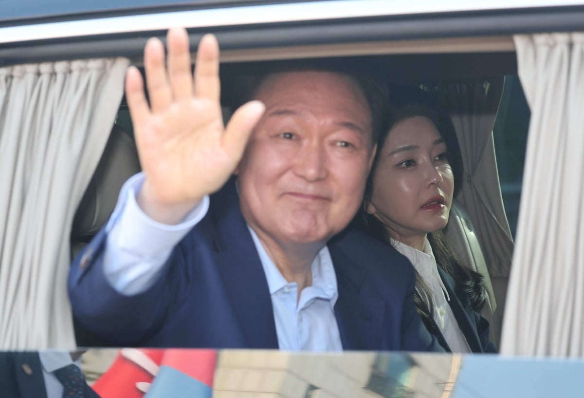 윤석열 전 대통령과 김건희 여사가 11일 서울 용산구 한남동 관저에서 나와 서초동 사저로 향하고 있다. /사진=연합뉴스