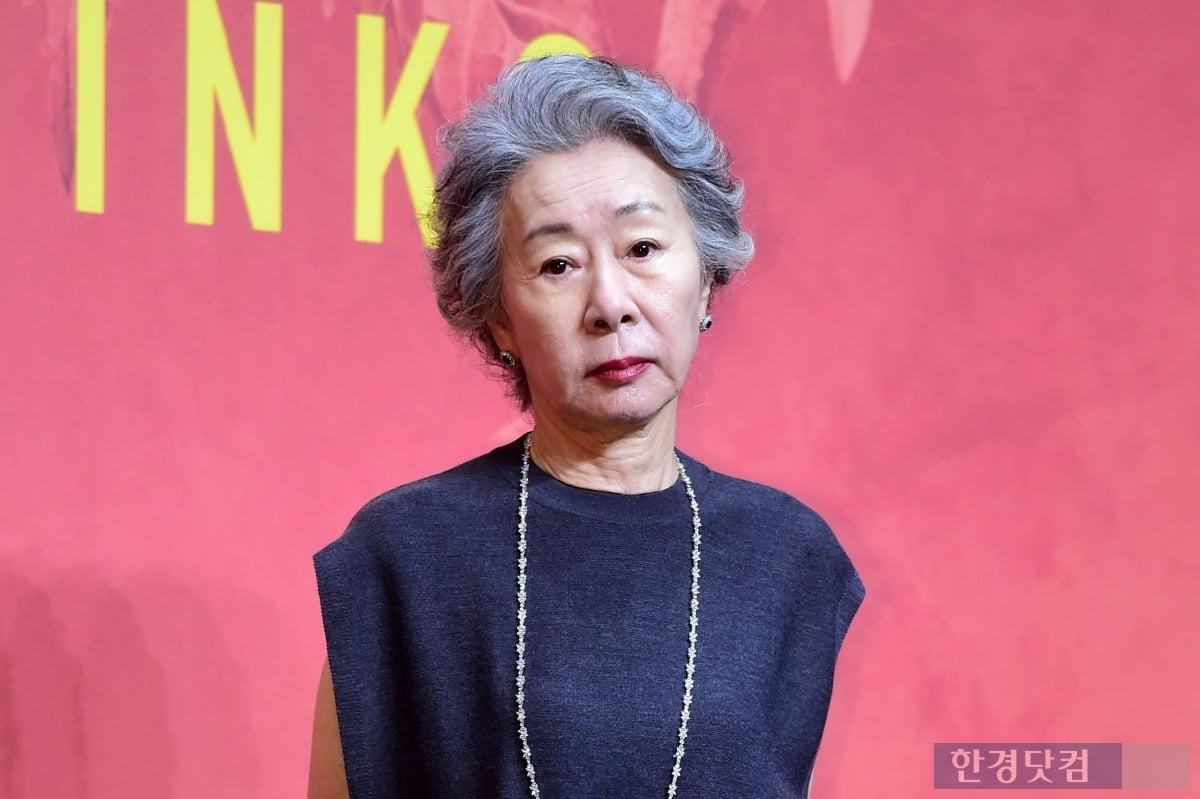 배우 윤여정이 지난해 8월 23일 오전 서울 삼성동 그랜드 인터컨티넨탈 서울 파르나스에서 열린 애플TV+ '파친코 시즌2'(감독 리안 웰햄, 진준림) 제작발표회에 참석해 포토타임을 갖고 있다. 사진=변성현 한경닷컴 기자