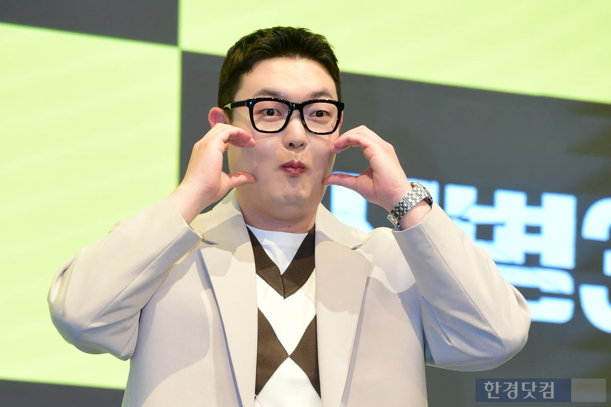 [포토] 김민호, '귀여움 뽐내는 박민석 일병'