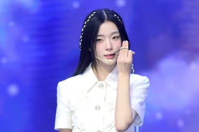[포토] 이프아이 카시아, 'K팝신에서 처음보는 머리묶기 안무'