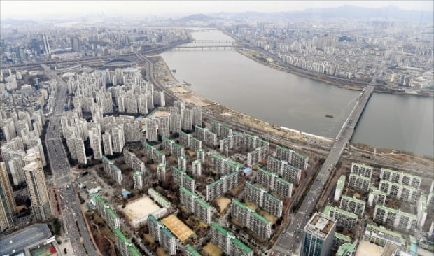 서울 송파구 잠실 롯데타워에서 바라본 잠실역 일대. 잠실대교(오른쪽에 있는 다리) 왼쪽이 잠실주공5단지, 오른쪽이 장미아파트다. /허문찬 기자 