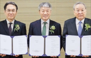 박승일 서울아산병원장(가운데)이 7일 쓰토무 다케우치 도시바에너지시스템스&솔루션스 부사장(왼쪽), 이창규 DK메디칼솔루션 회장과 중입자 치료기 도입 계약을 체결했다. /서울아산병원 제공