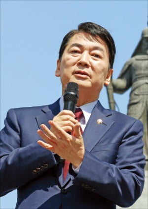 < 安 “국민통합·시대교체하겠다” > 안철수 국민의힘 의원이 8일 서울 광화문광장 이순신 동상 앞에서 21대 대통령 선거 출마 선언을 하고 있다.  뉴스1